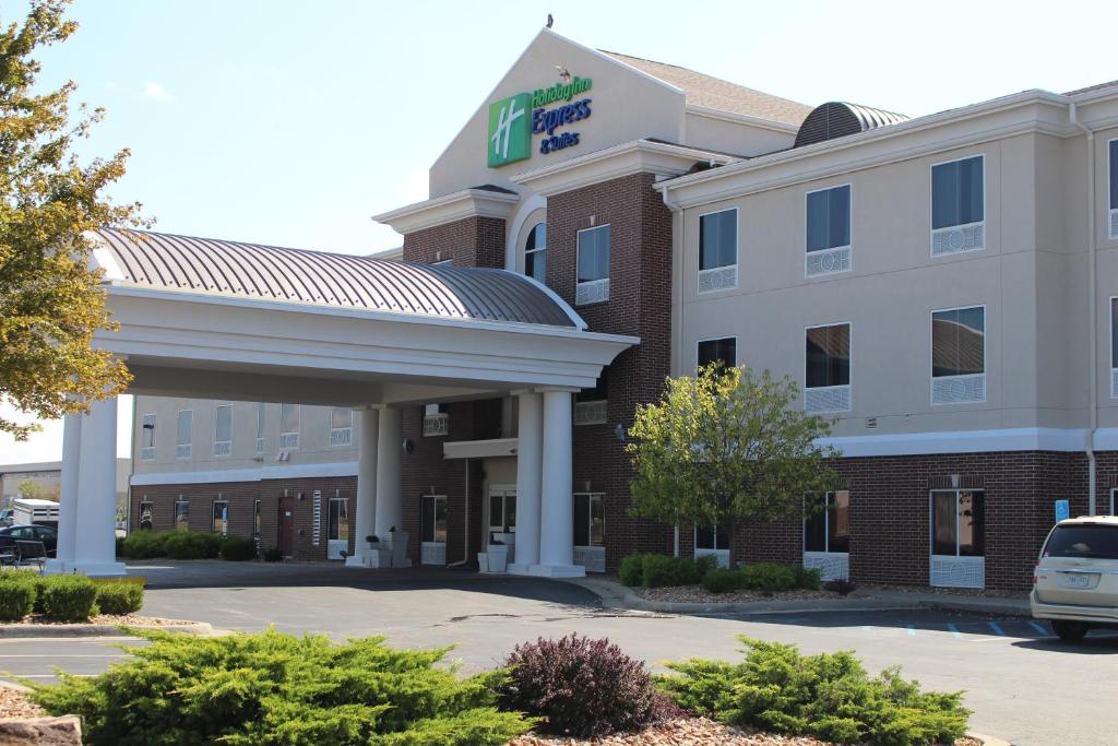 Holiday Inn Express Hotel & Suites Sedalia an IHG Hotel - main image