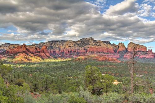 Romantic Sedona Suite with Patio Less Than 1Mi to Trails and Town - image 4