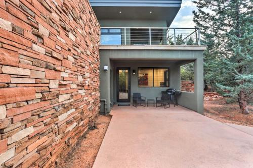 Modern Sedona Studio with Patio Walk to Trails! - image 4