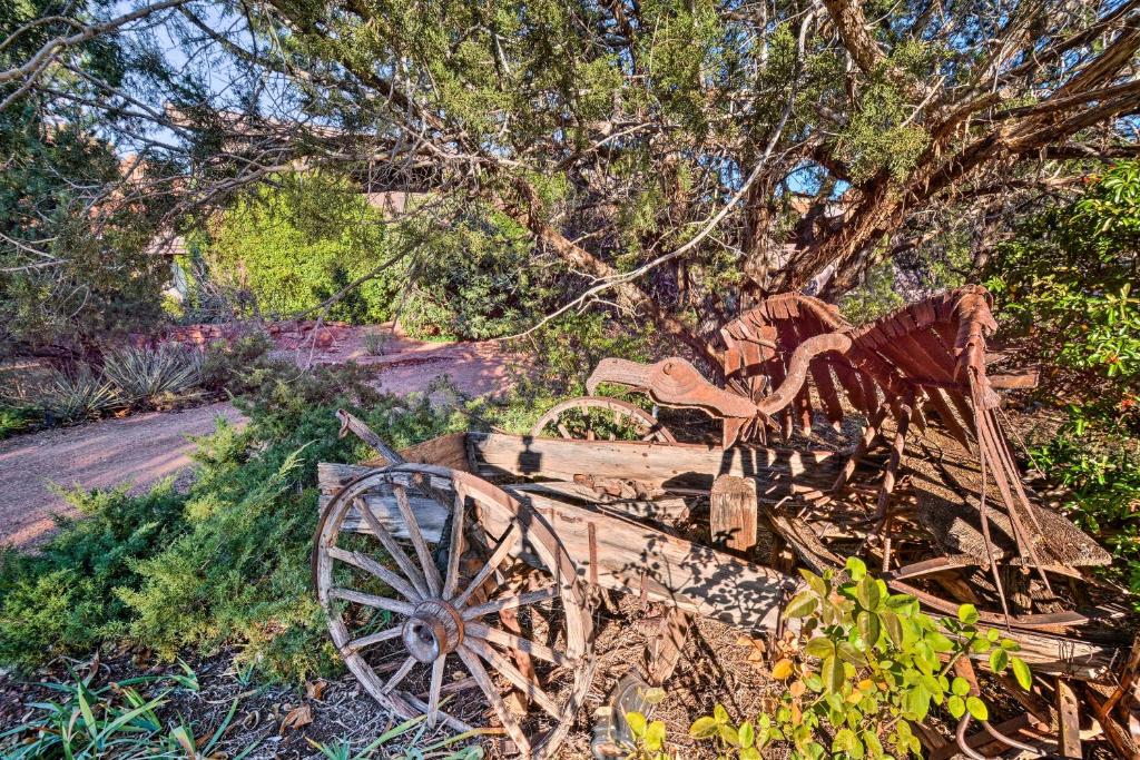 2-Acre Sedona Casita with Deck and Red Rock Views! - image 2