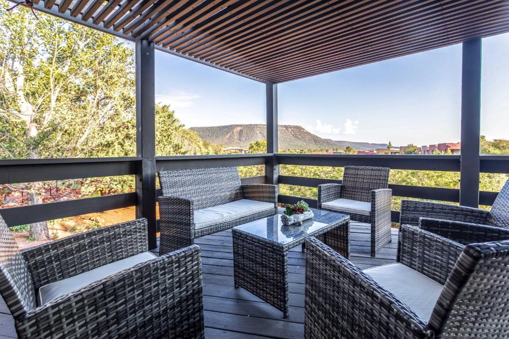 Sleek Sedona Abode with Hot Tub Deck and Optional Chef - image 2