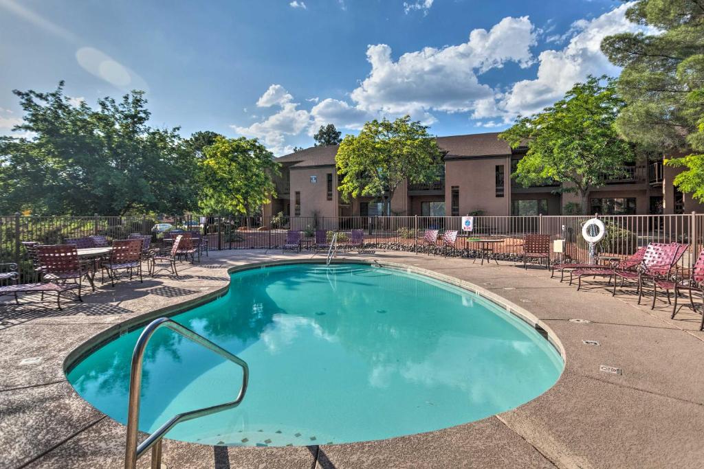 Condo Comfort in Sedona with Pool and Grill Access - image 3