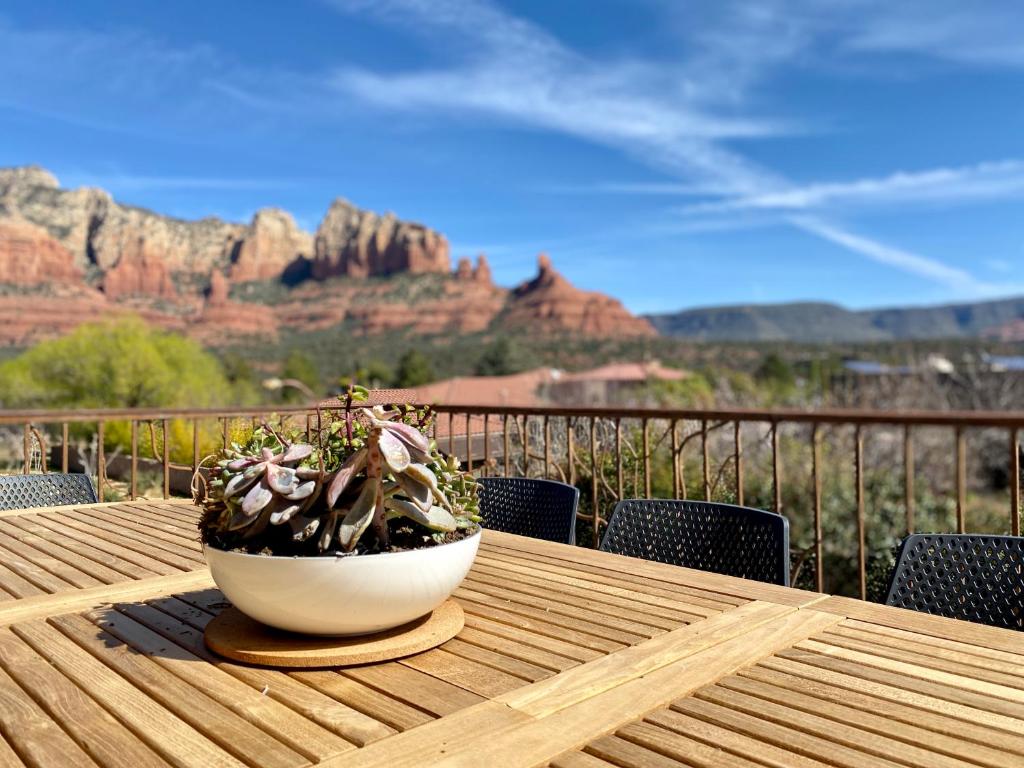 Majestic Red Rock Views Luxury Retreat Home W Elevated Hospitality Modern Tech Hot Tub Pet Friendly Close To Jordan Road Trailhead and Downtown Sedona - main image