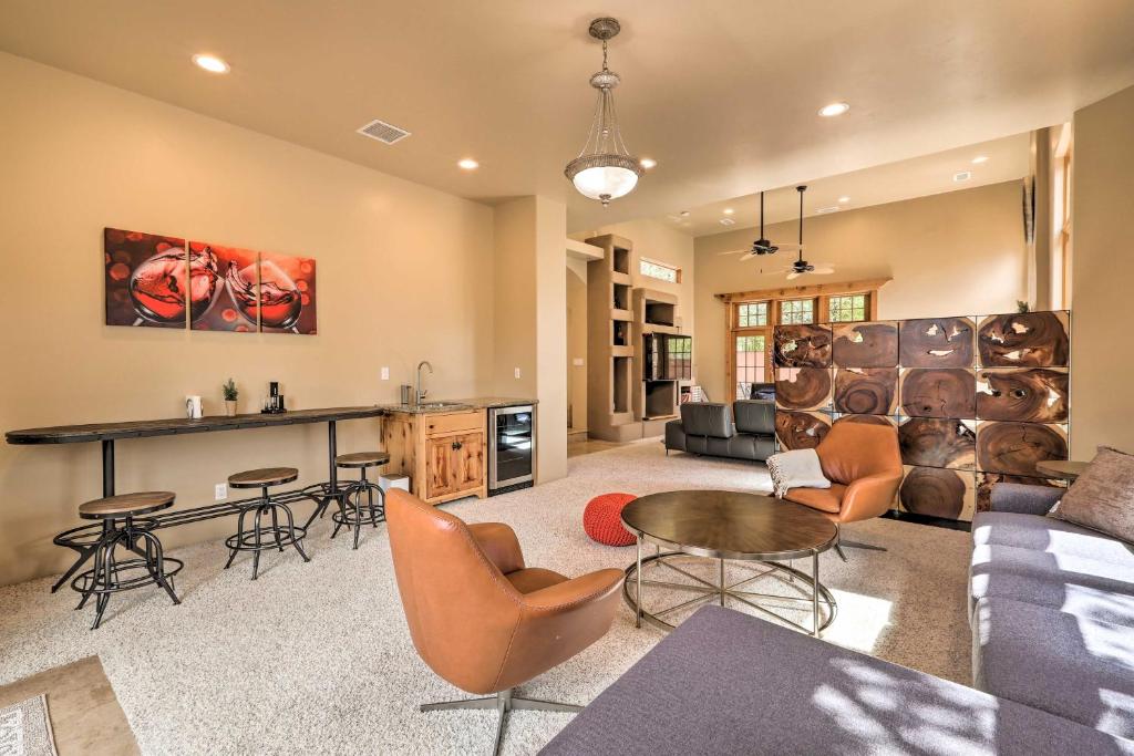 Spacious and Modern Sedona Abode with Fire Pit! - image 6