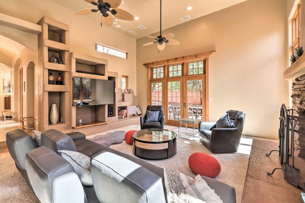 Spacious and Modern Sedona Abode with Fire Pit! - image 7