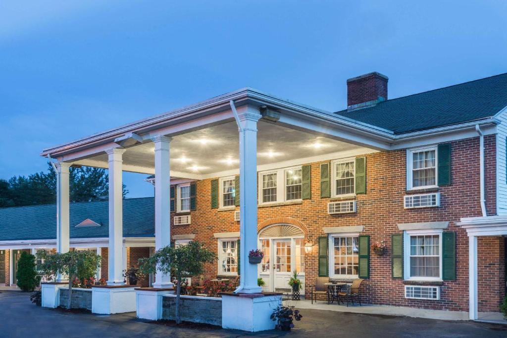 Colonial Inn Seekonk - main image