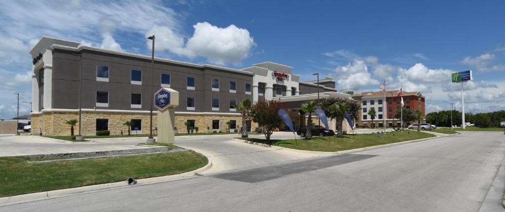 Hampton Inn Seguin - image 2