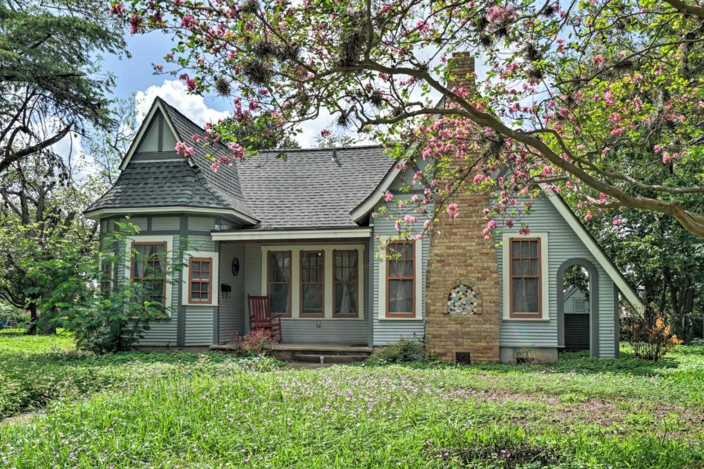 Adorable Cottage Smart TVs Kitchen 1 Mi to Dtwn - main image