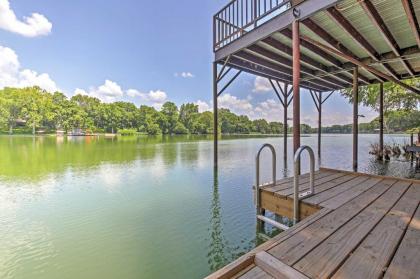 Cozy Studio Cottage with Deck and Direct River Access Seguin
