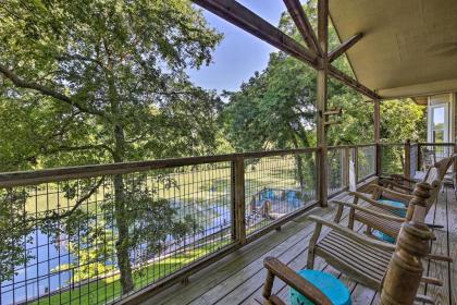 Sunny Seguin Retreat with Canoes on Guadalupe River Texas