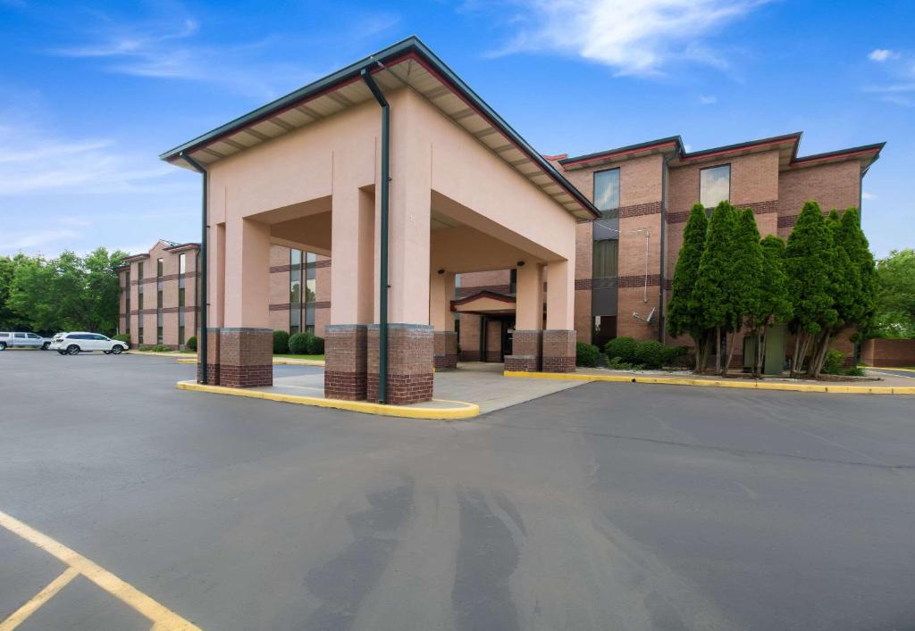 Quality Inn & Suites-Sellersburg - main image