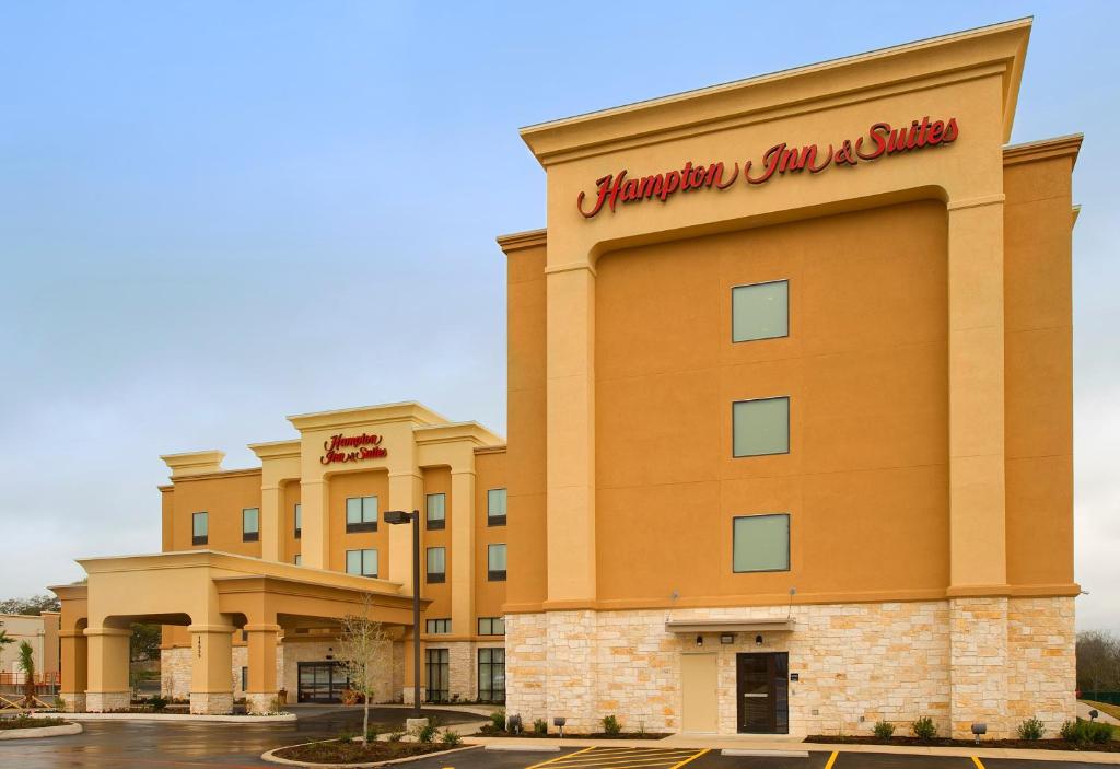 Hampton Inn & Suites Selma-San Antonio/Randolph AFB - image 3