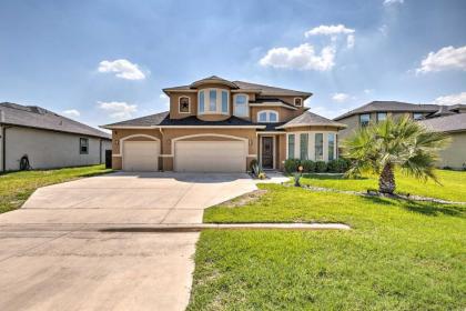 Spacious Selma House with movie theater and Yard