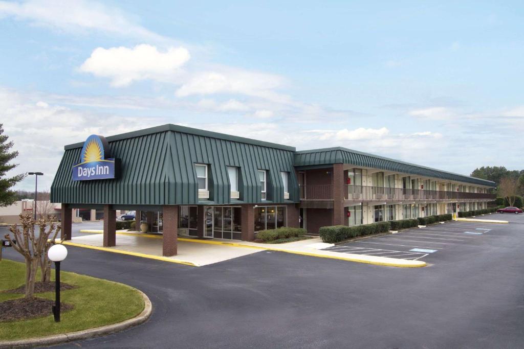 Days Inn by Wyndham Seneca - main image