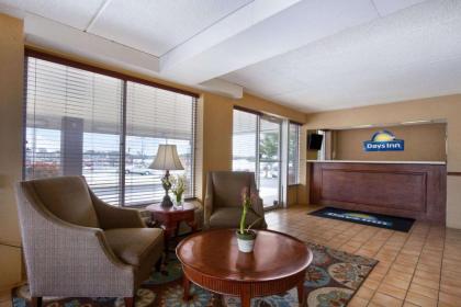 Days Inn by Wyndham Seneca - image 5