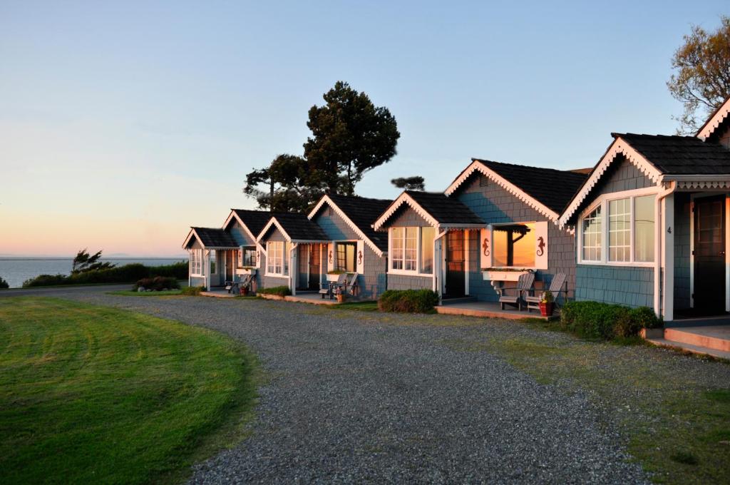 Juan de Fuca Cottages - main image