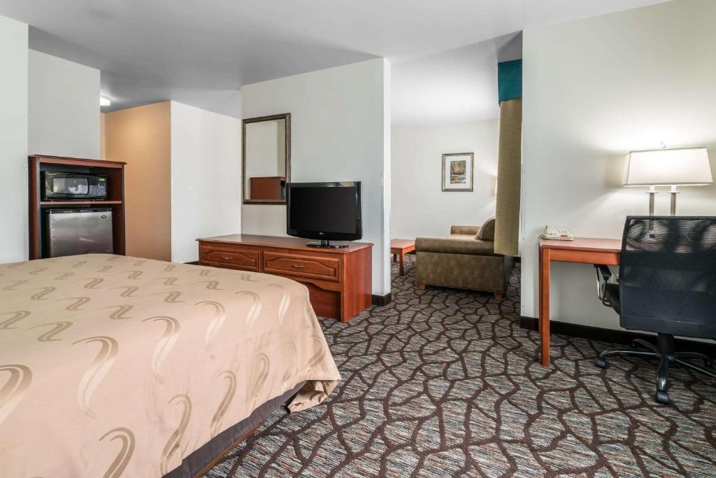 Quality Inn & Suites at Olympic National park - image 2