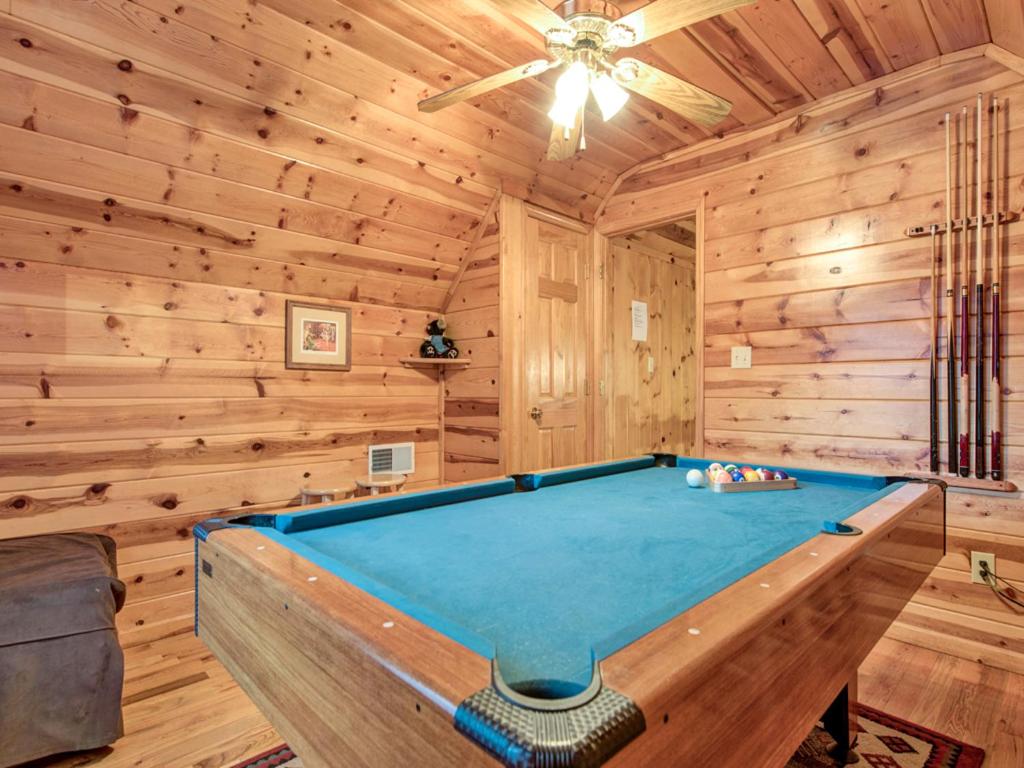 Mountain Mist 2 Bedrooms Sleeps 6 Pool Table Pet Friendly Indoor Pool - image 3