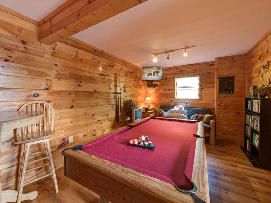 Our Mountain Getaway 3 Bedrooms Sleeps 12 Hot Tub 2 Jacuzzis WiFi - image 5