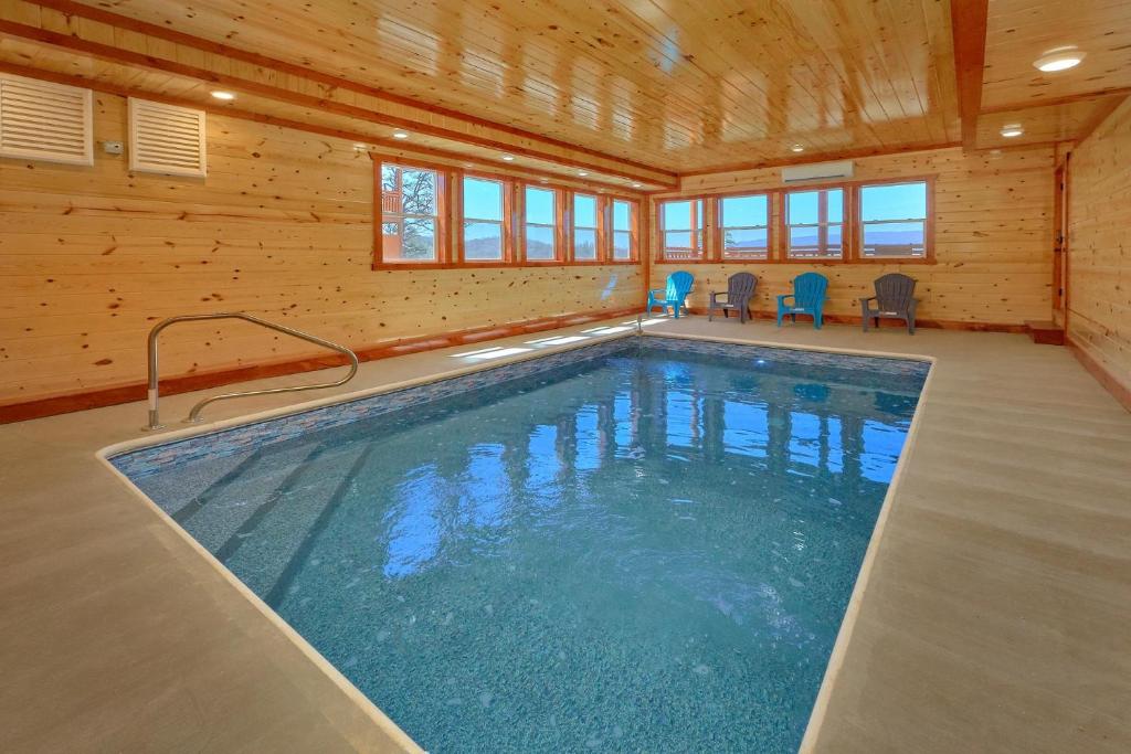 Summit Pool Lodge - main image