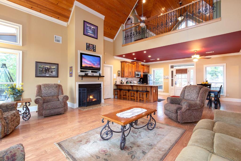 Cajun Spice 2 Bedrooms Mountain View Hot Tub WiFi Sleeps 6 - image 4