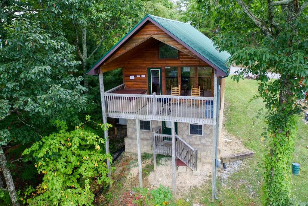 Cozy Quarters Sevierville Cabin - main image