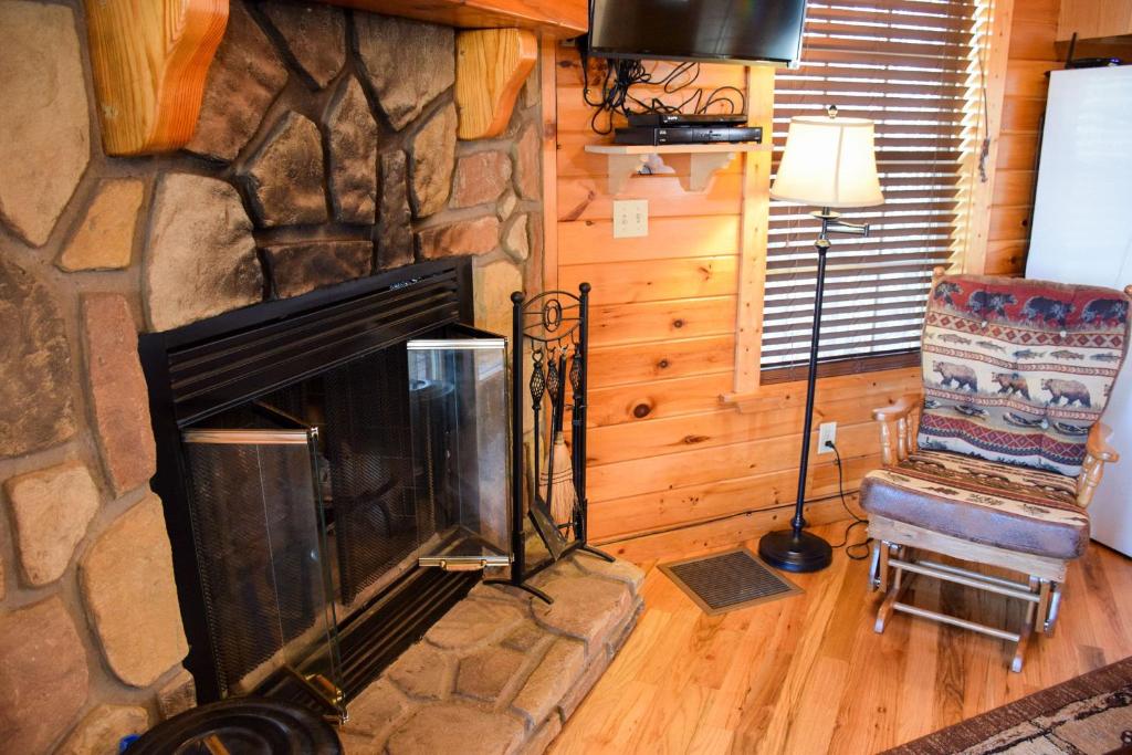 Cozy Quarters Sevierville Cabin - image 3