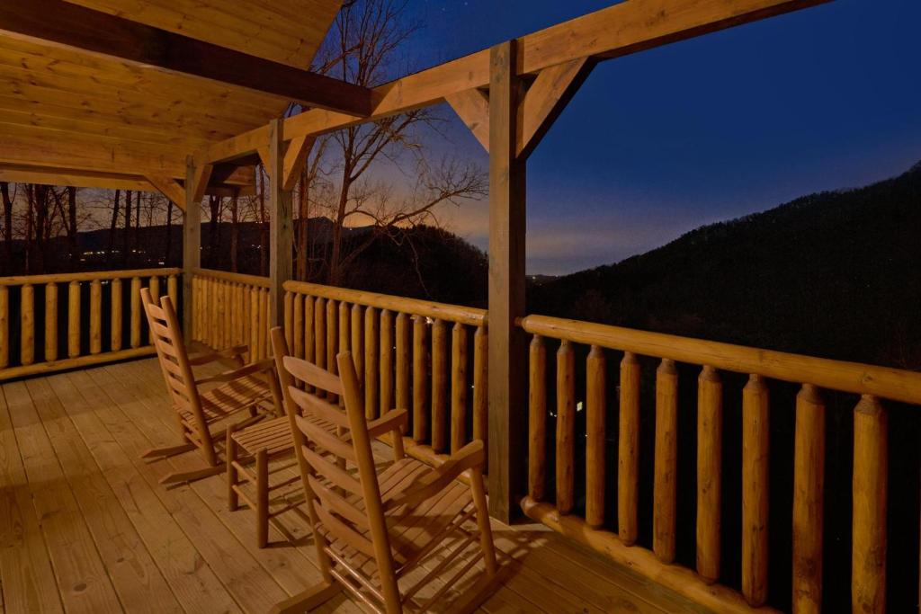 Otter Springs Pool Cabin - image 3