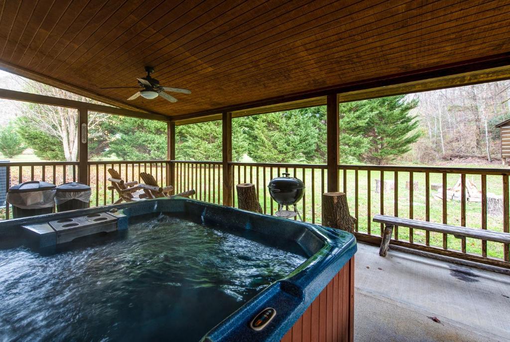 Willow Creek 2 Bedrooms Pool Table WiFi Hot Tub Sleeps 6 - image 4