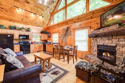 Cabin of Dreams 3 BR Water View WiFi Hot tub Pool table Sleep 8 Sevierville Tennessee