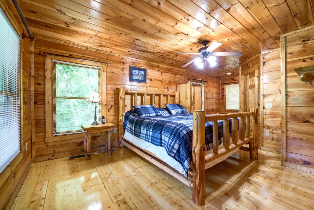 Cabin of Dreams 3 BR Water View WiFi Hot Tub Pool Table Sleep 8 - image 3