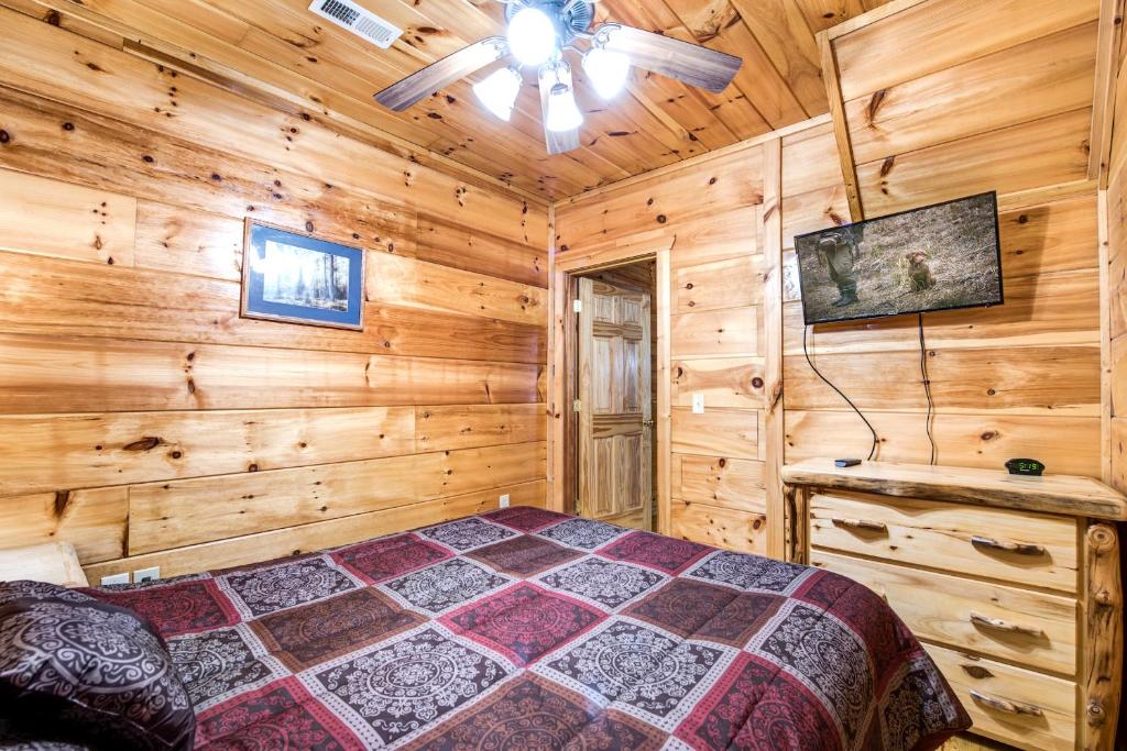 Cabin of Dreams 3 BR Water View WiFi Hot Tub Pool Table Sleep 8 - image 5