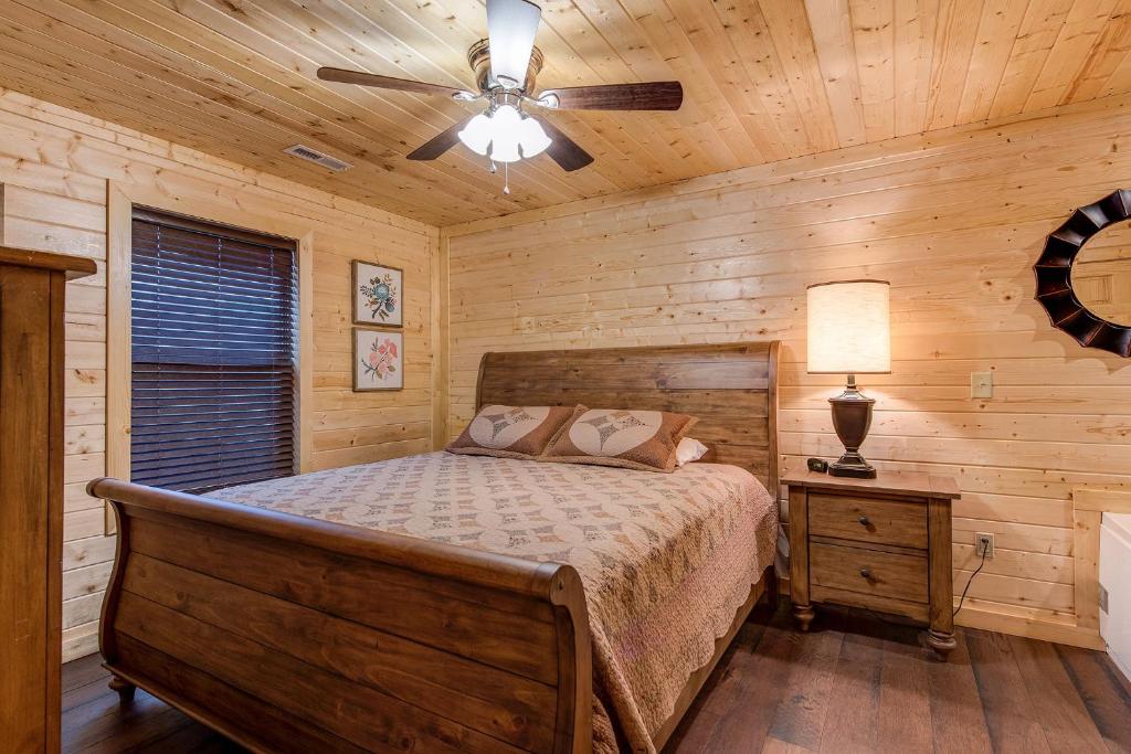 Emily's Hideaway 4 Bedroom Mountain View Hot Tub WiFi Arcade Sleeps 11 - image 3