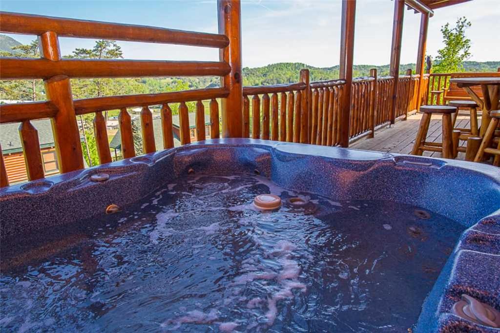 Misty Mountain Hideaway 3 Bedrooms Sleeps 10 Pool Access WiFi - image 2