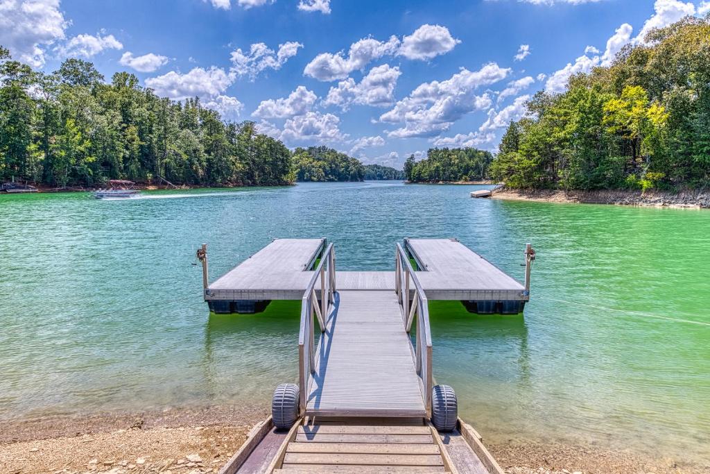 Majestic Lakefront Lodge - main image