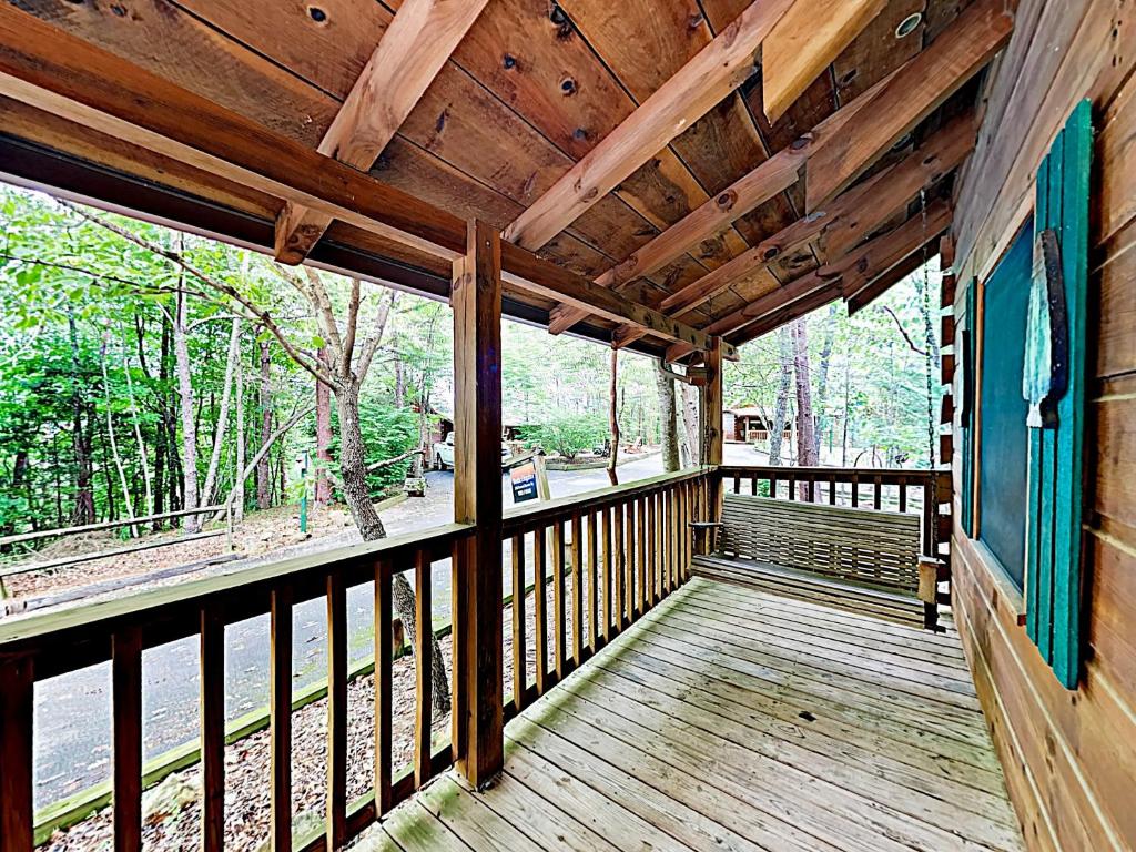 New Listing! Charming Cabin With Deck & Hot Tub Cabin - image 4