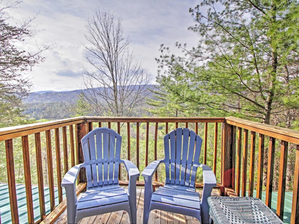 Mountain Rose Pigeon Forge Area Cabin with Hot Tub! - image 2