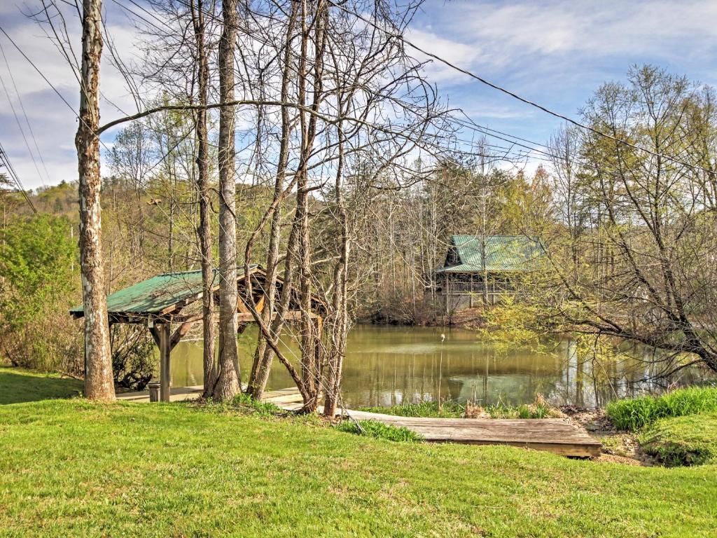 Mountain Rose Pigeon Forge Area Cabin with Hot Tub! - image 3