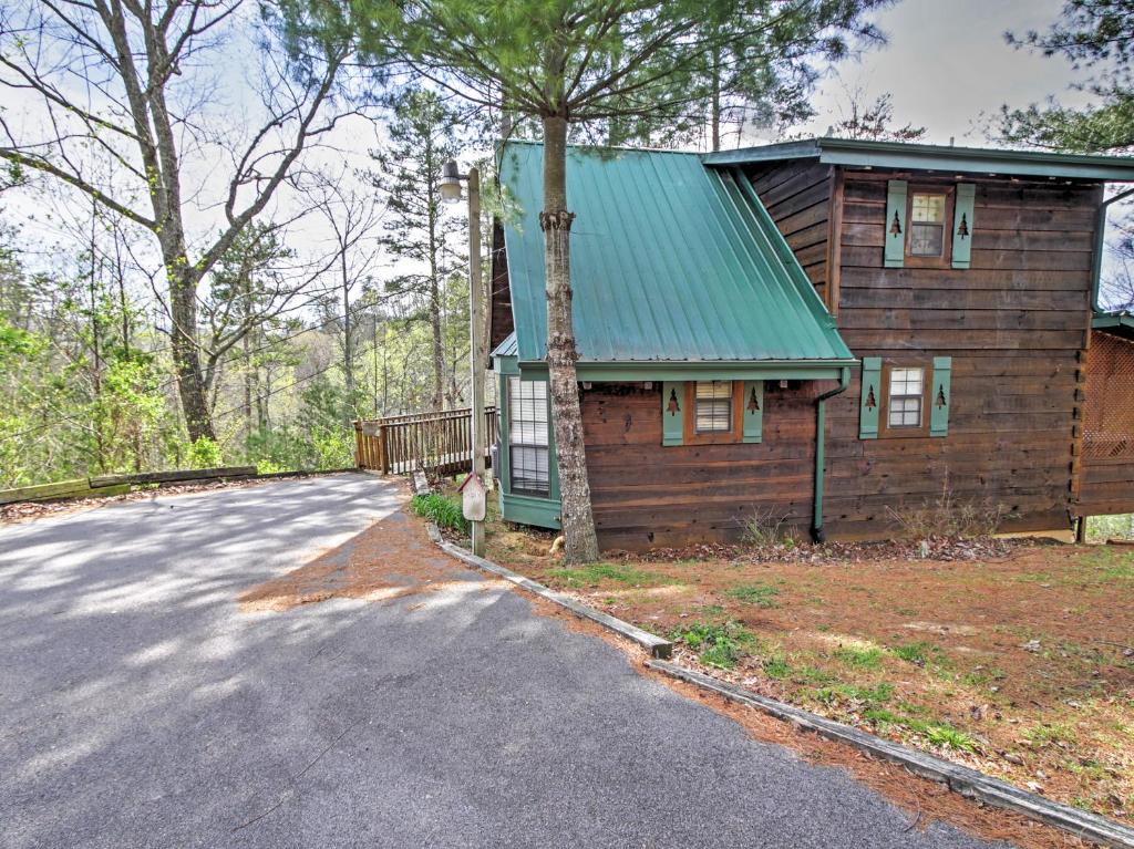 Mountain Rose Pigeon Forge Area Cabin with Hot Tub! - image 5