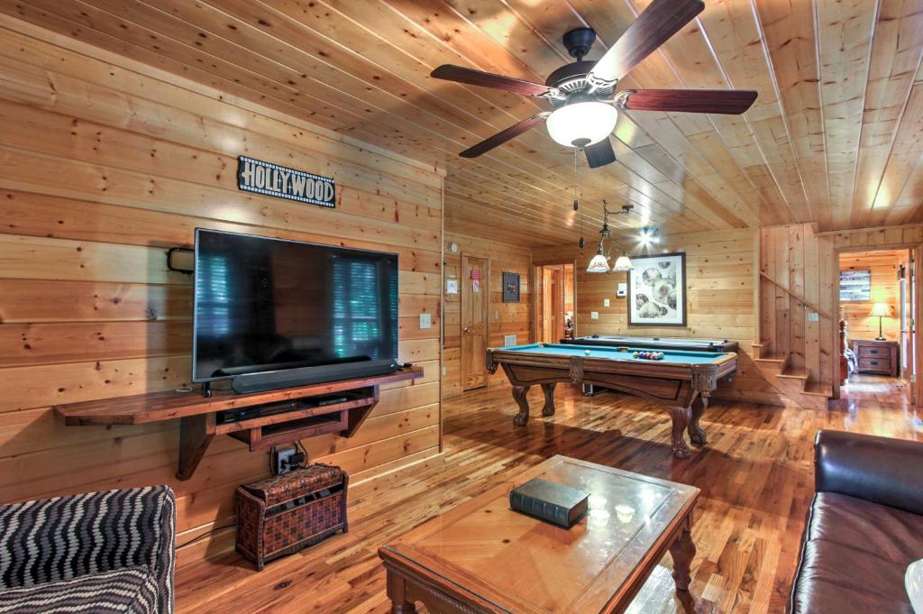 Spacious Cabin with Private Hot Tub 1Mi to Dollywood - image 2