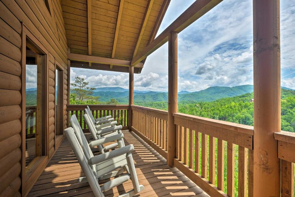 Pigeon Forge Cabin with Views Hot Tub Pets Welcome - main image