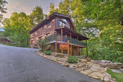 Gatlinburg Family Cabin with Private Hot tub and Deck