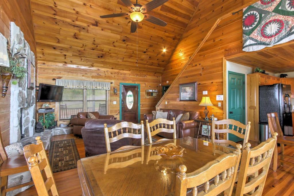 Smokies View Wears Valley Retreat with MTN Views! - image 4