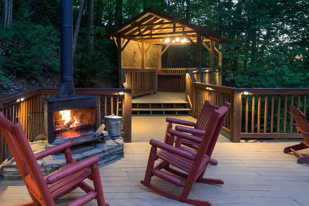 Bear Mountain Chalet with Hot Tub and Mountain Views - main image