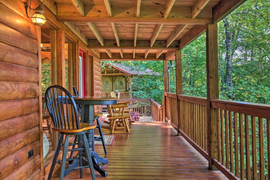 Bear Mountain Chalet with Hot Tub and Mountain Views - image 4