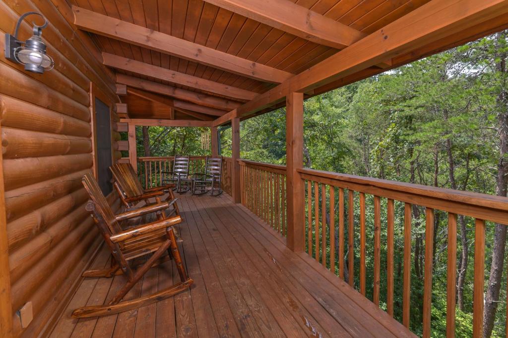 Sevierville Cabin with Deck and Hot Tub 10Min to Dtwn - image 3