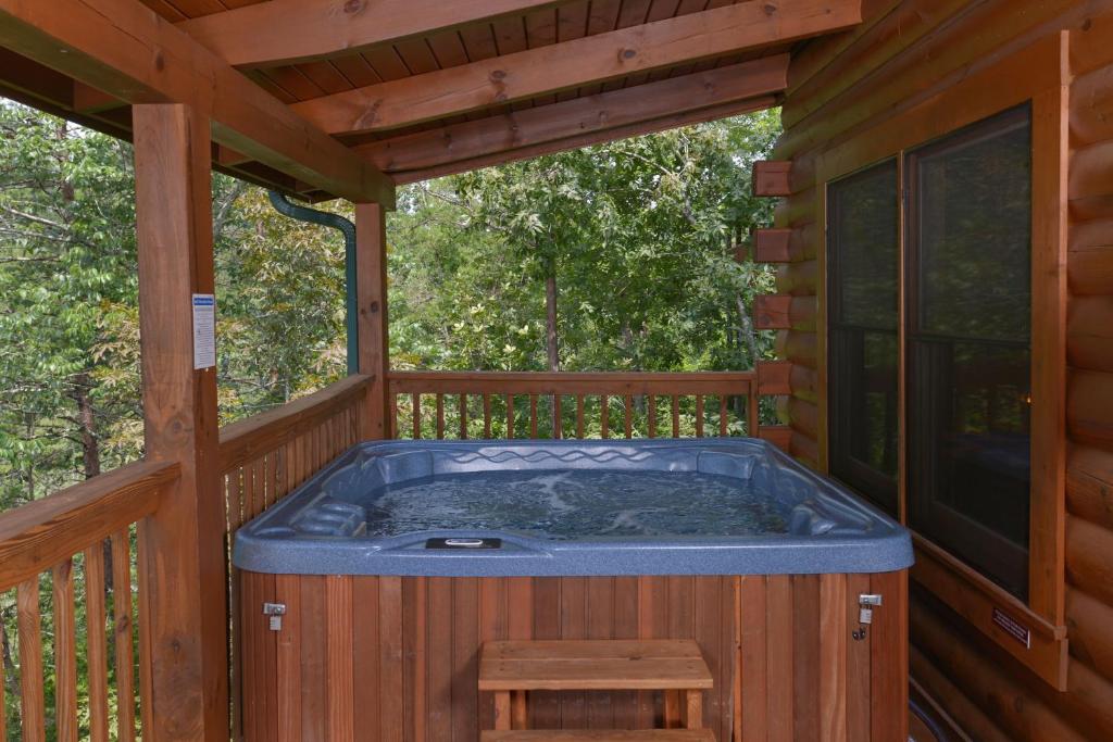 Sevierville Cabin with Deck and Hot Tub 10Min to Dtwn - image 5