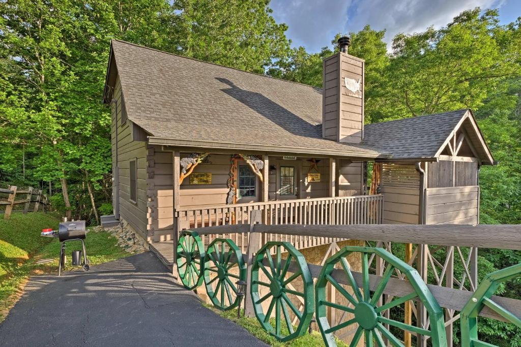 Quaint Family Cabin with Hot Tub 4 Mi to Dollywood! - main image