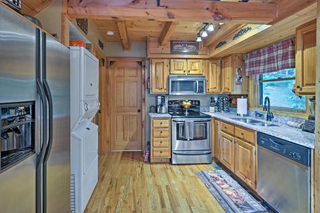 Quaint Family Cabin with Hot Tub 4 Mi to Dollywood! - image 2