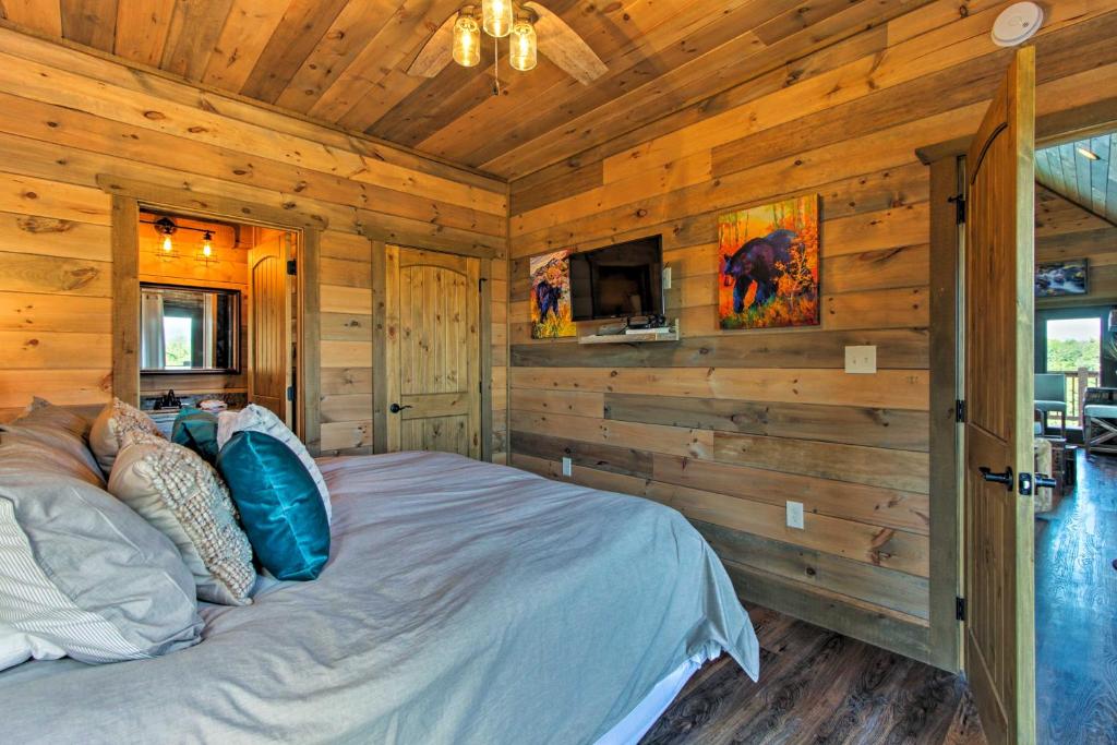 Family Mtn Cabin with Game Room Hot Tub and Theater! - image 3